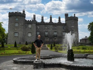Reisender vor Fontäne am Kilkenny Schloss