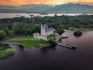 Blick auf das Ross Castle in Killarney