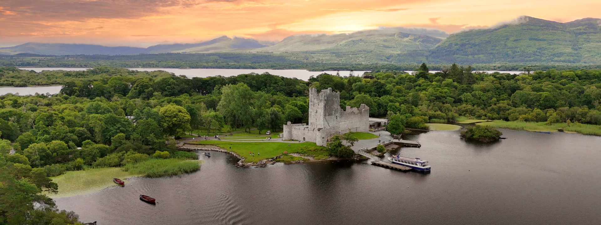 Blick auf das Ross Castle im Killarney Nationalpark