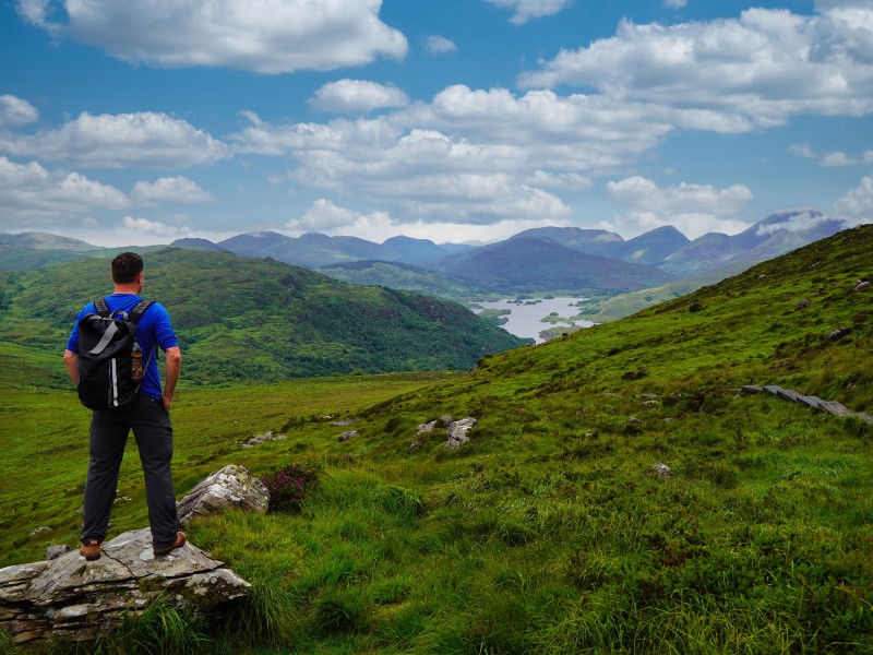 Reisender schaut auf den Killarney Nationalpark