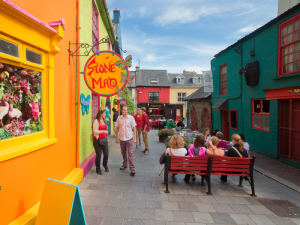 Menschen schlendern durch die Stadt in Kinsale