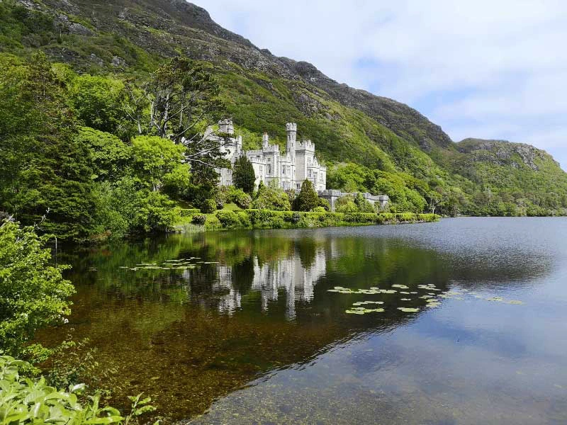 Kylemore Abbey im Connemara NP in Irland