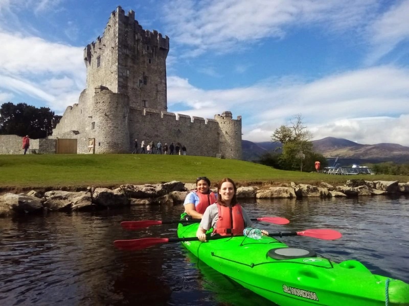 Mit dem Kajak auf einem See vor einer Burg