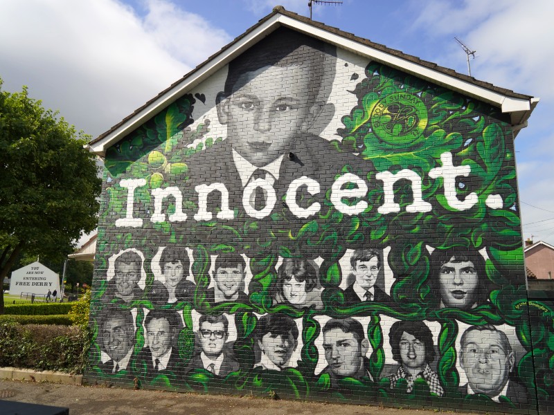 Haus mit Wandmalereien die an den Bloody Sunday erinnern