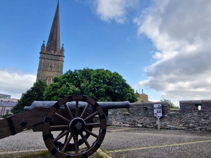 Historische Stadtmauern und Kanone in Derry