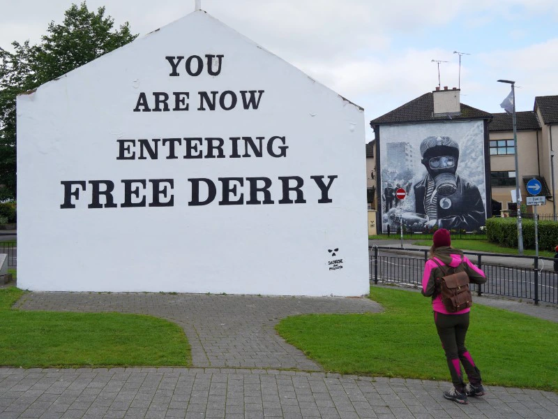 Hauswand mit Schriftzug beim Stadteingang von Derry.