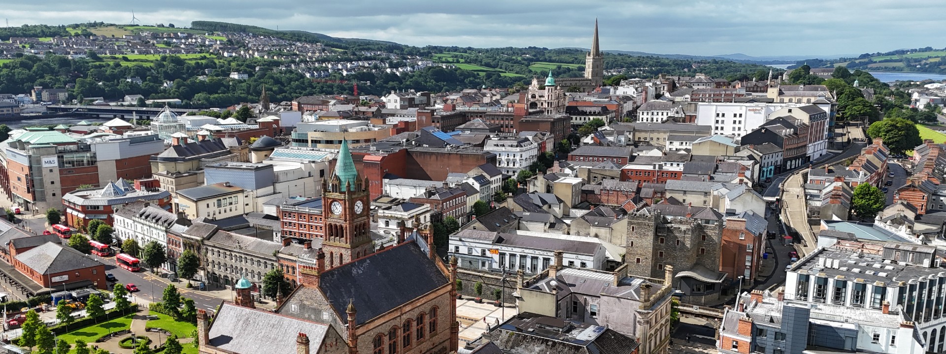 Drohnenaufnahme der Stadt Derry