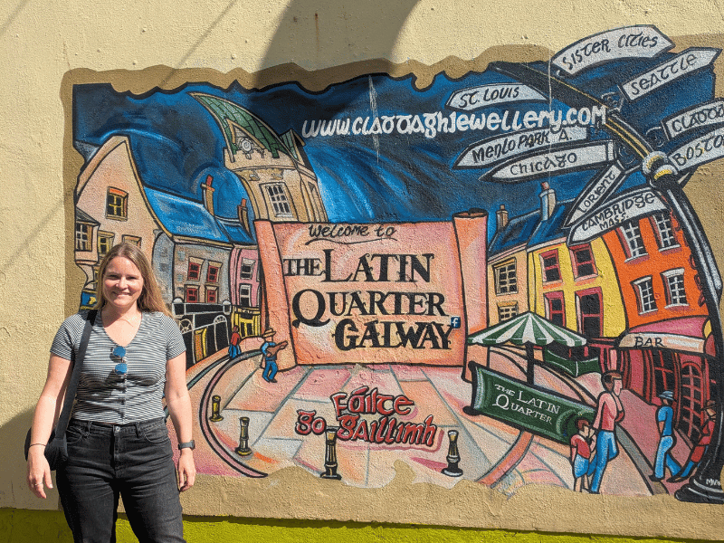 Frau vor Graffiti Bild in Galway