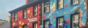 Schöne Grafittibilder an Häuserfassaden