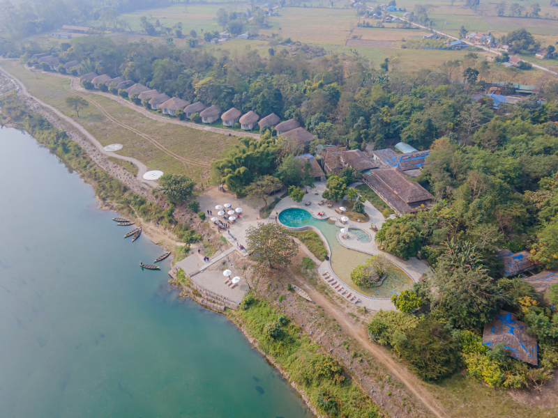 Pool der komfortablen Lodge im Chitwan Nationalpark, Nepal