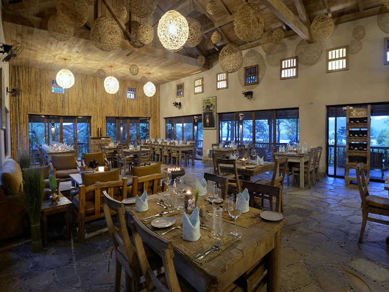 Restaurant der komfortablen Lodge im Chitwan Nationalpark, Nepal