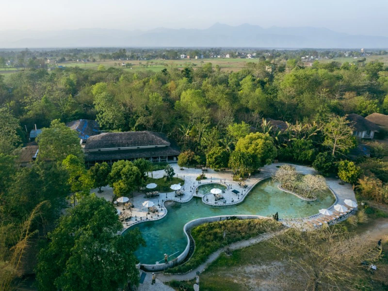 Pool der komfortablen Lodge im Chitwan Nationalpark, Nepal