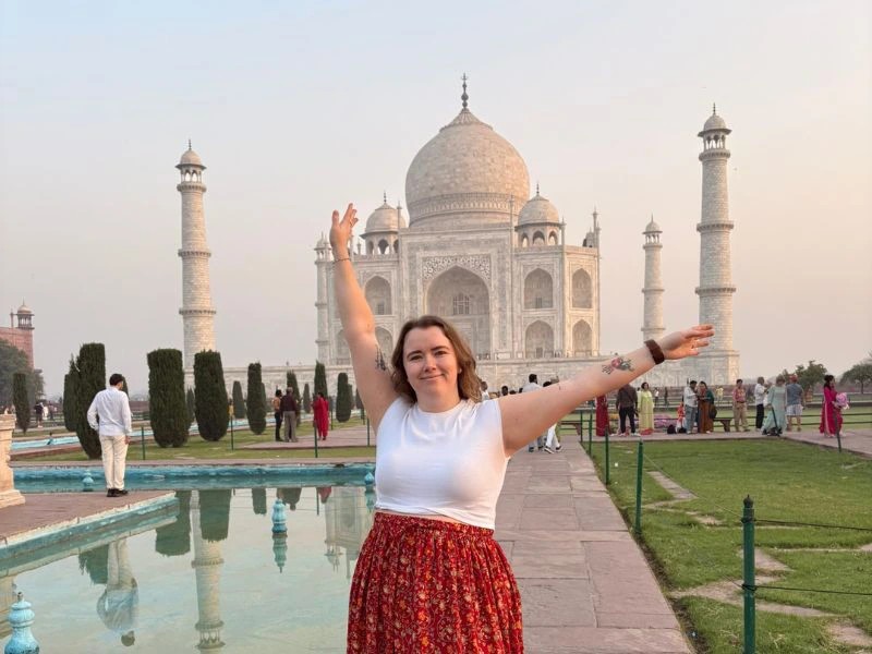 Touristin vor dem Taj Mahal in Indien