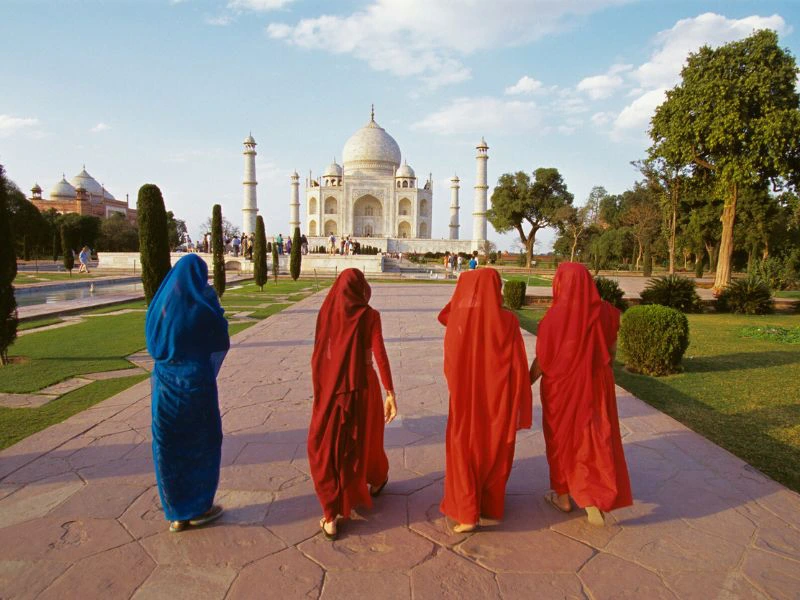 Frauen im Sari vor dem Taj Mahal in Agra, Indien