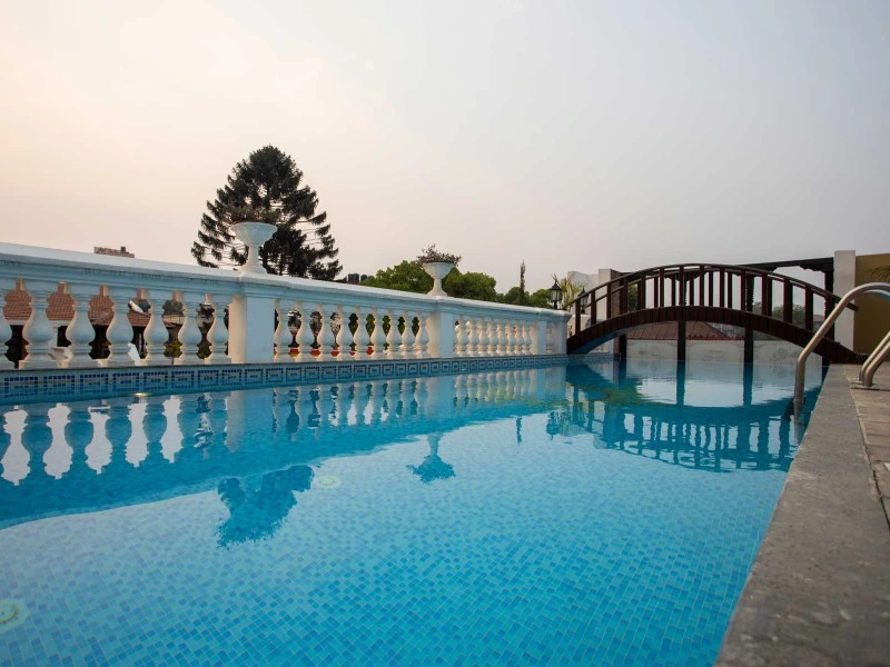 Pool im komfortablen Hotel in Kathmandu, Nepal