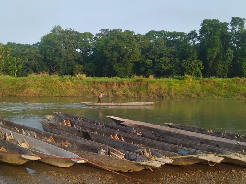Traditionelle Boote liegen am Flussufer im Chitwan Nationalpark in Nepal