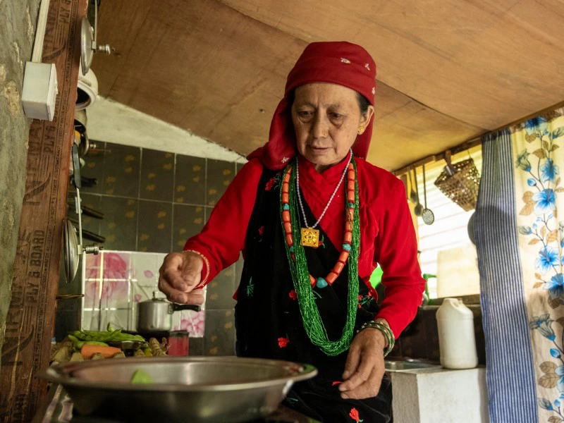 Local im Homestay in Narchyang beim Kochen in Nepal