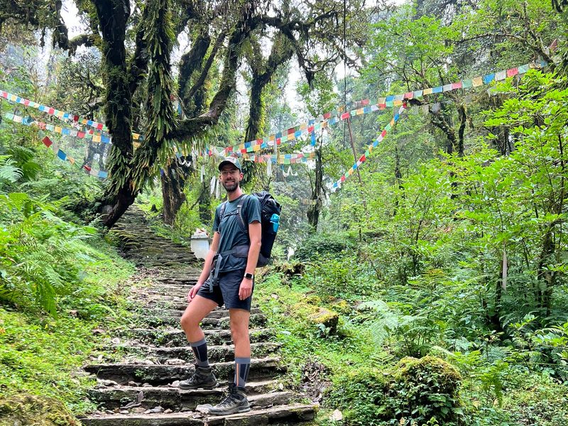 Mann beim Trekking am Poon Hill in Nepal