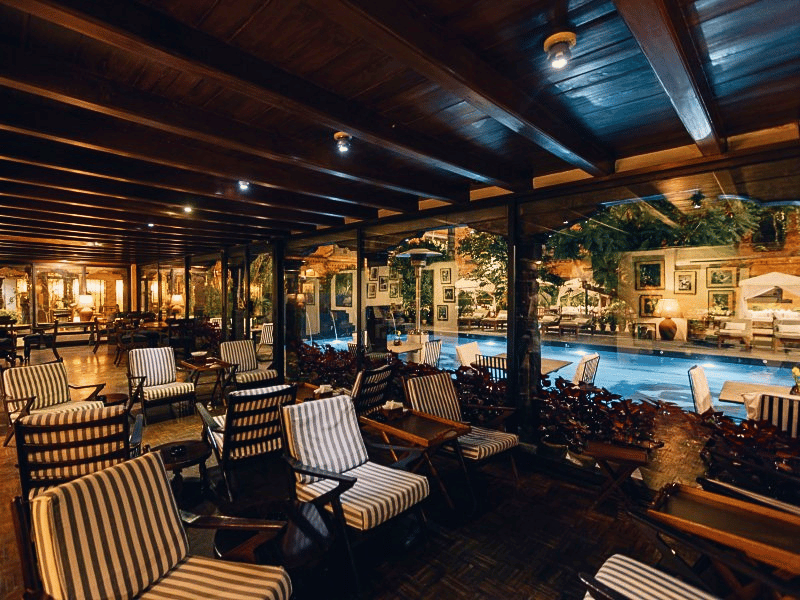 Außenbereich am Pool im stilvollen Hotel in Kathmandu, Nepal