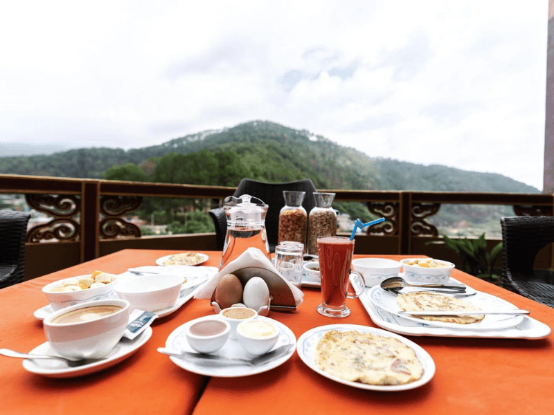 Frühstück im Yogakloster in Nepal
