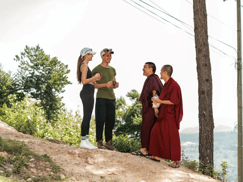 Reisende am Hang in Nepal mit tibetischen Mönchen