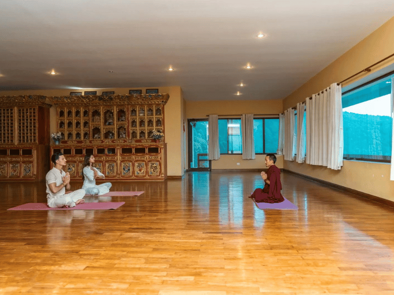 Yogakurssaal im Kloster in Nepal