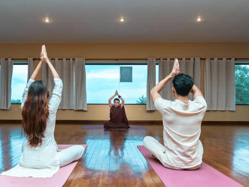 Reisende beim Yogakurs im Kloster in Nepal