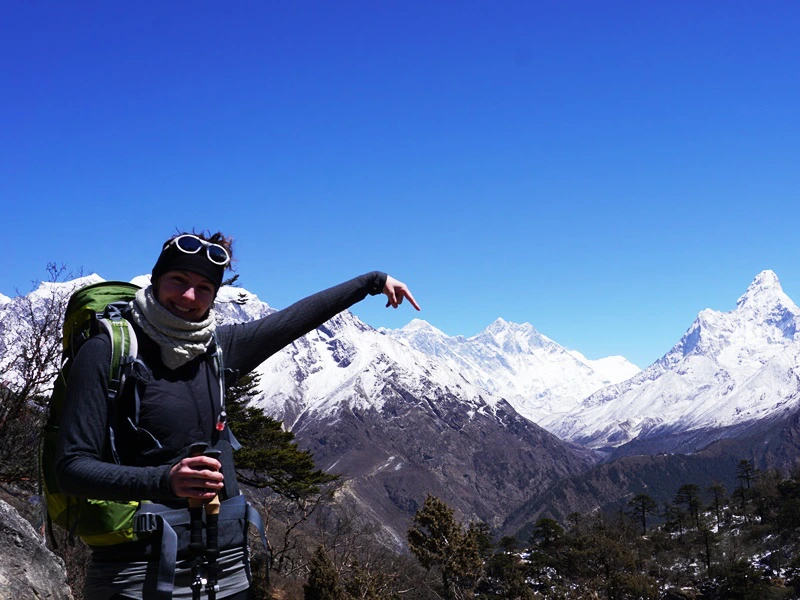 Reisespezialistin Daniela am Everest View Hotel bei Namche Bazaar
