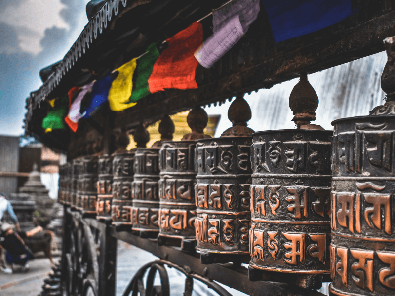 Gebetsmühlen und Flaggen in einem Tempel