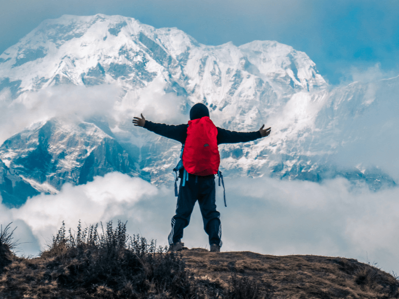 Mensch vor einem Gletscher in Annapurna