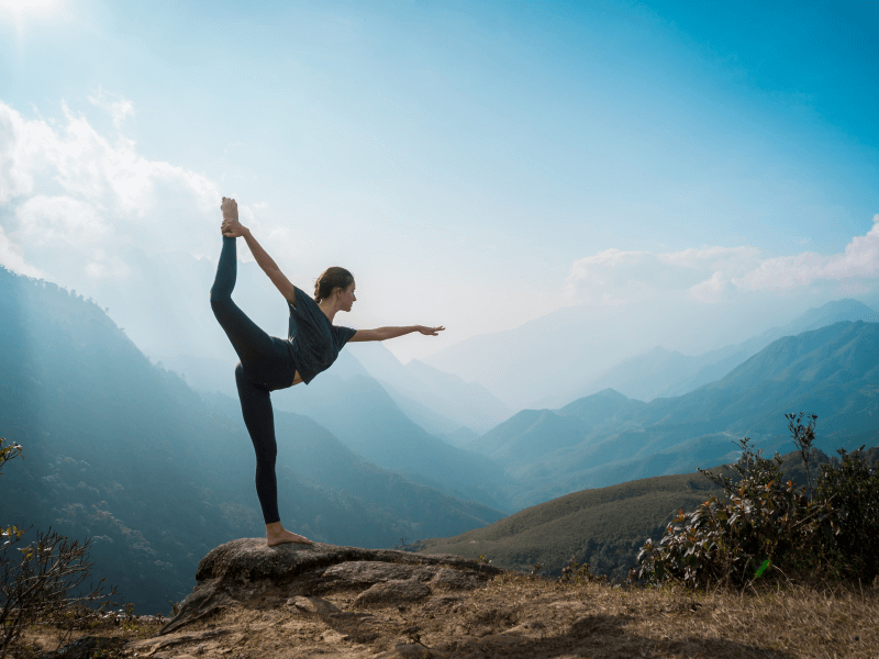 Yogaübungen mit Bergpanorama