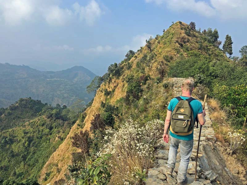 Mann auf dem Chepang Hills Trek
