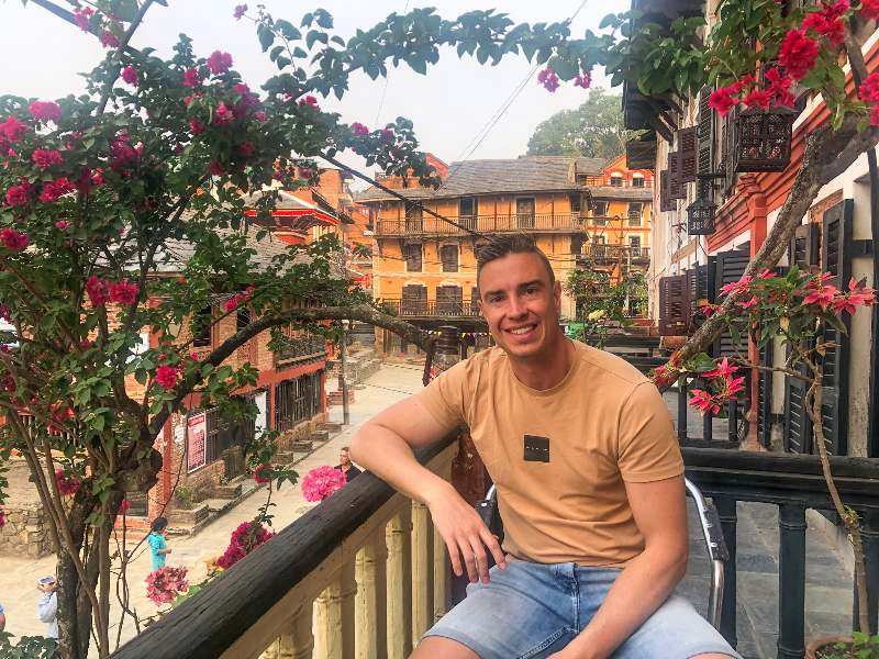 Tourist auf einem Balkon in den Stadt Bandipur in Nepal