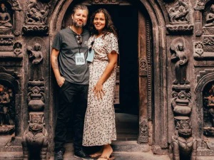 Touristenpaar in Patan in Nepal