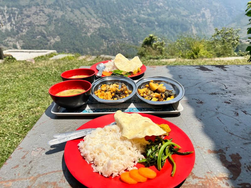 Mit einem Essen belohnen nach der Wanderung