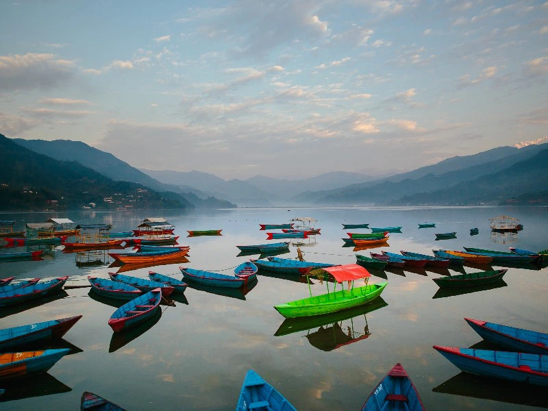 Kanus am Ufer von Pokhara