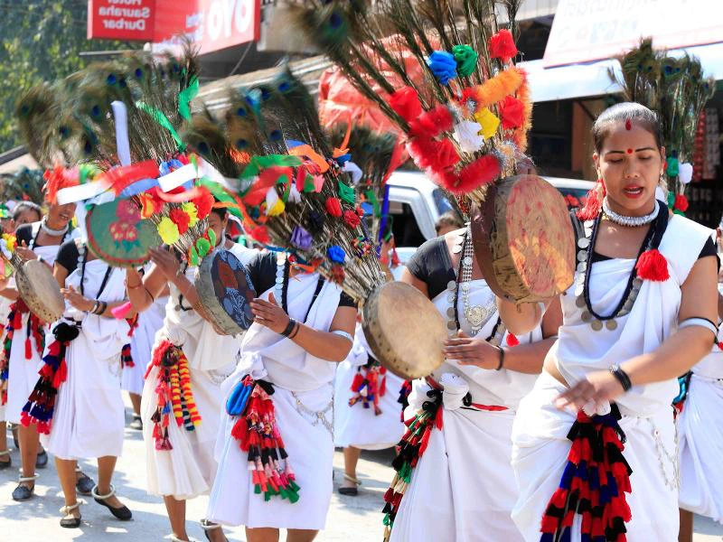 Einheimische Feiern in Sapana Village in Nepal