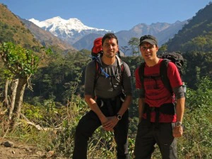 Touristen mit Rucksäcken beim Trekking in Nepal