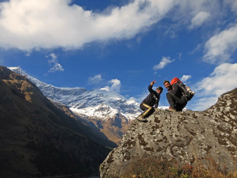 Reisende am Rand eines Abhangs in Nepal