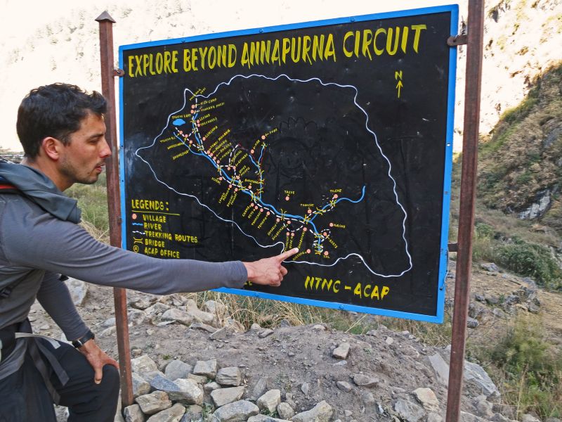 Mann zeigt auf Karte für die Annapurna Runde