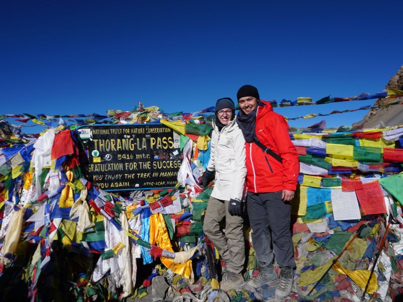 Touristen auf dem höchsten Punkt der Annapurna Runde - Thorong La Pass in Nepal