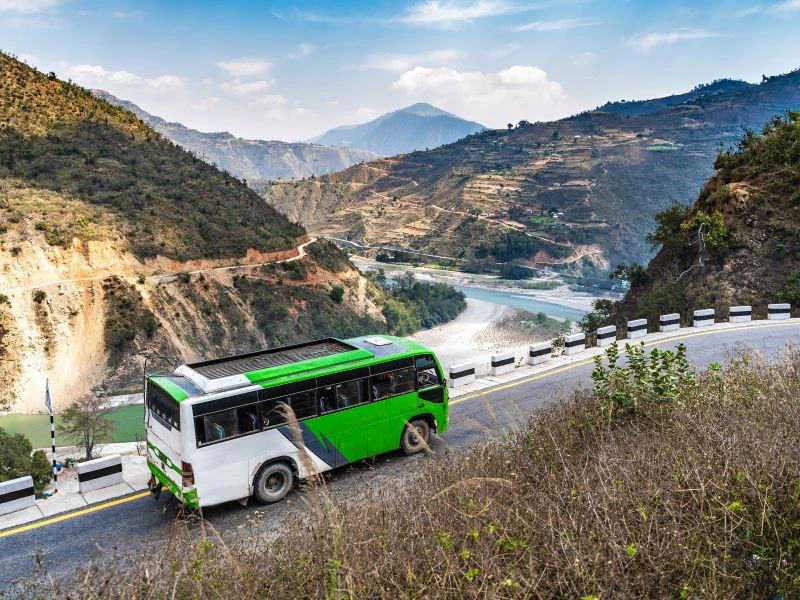 Fahren mit dem Bus durch Nepal