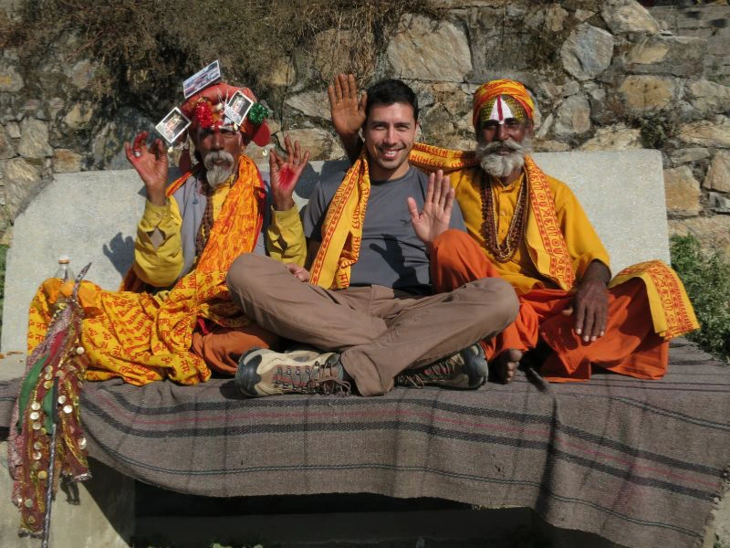 Reisender sitzt zusammen mit Mönchen