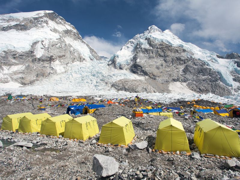 Zelte am Base Camp des Mount Everest in Nepal