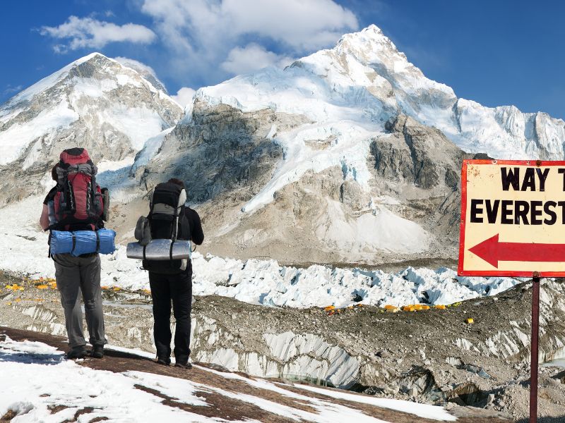 Wandere auf dem Weg zum Everest Base Camp in Nepal