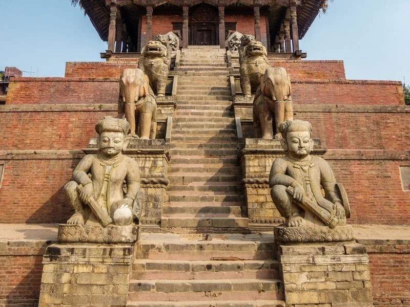 Wächterfiguren auf den Treppenstufen des Nyatapola-Tempels