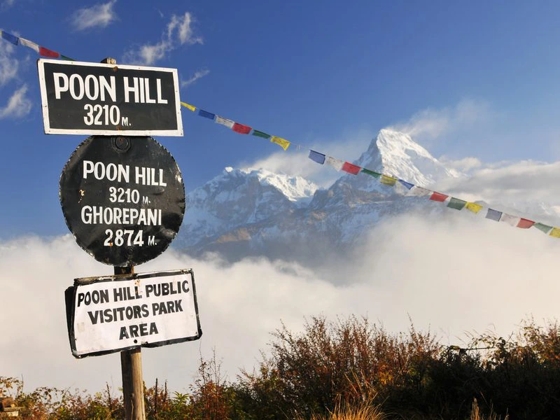 Schild mit Gebetsflaggen am Poon Hill Gipfel in Nepal