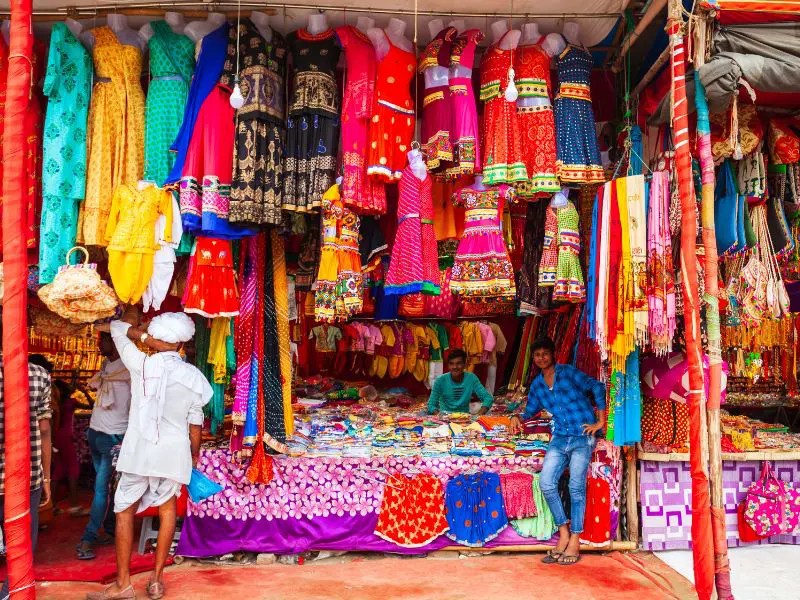 Marktstand mit bunten Kleidern in Delhi in Indien
