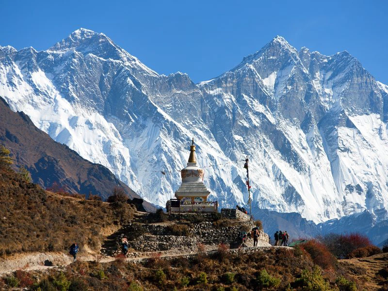 Stupa vor schneebedeckten Bergen beim Everest Basecamp Trek in Nepal