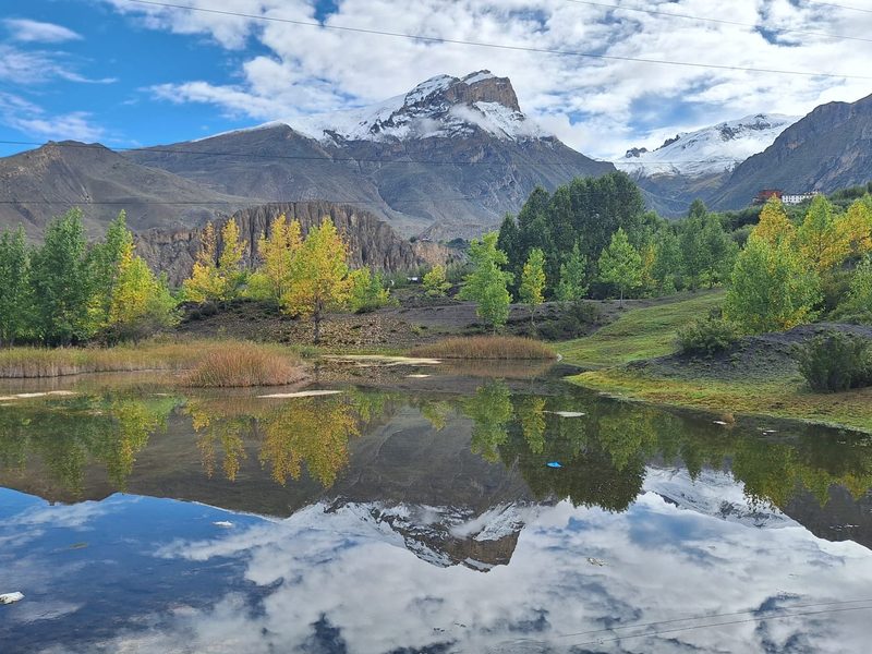 Berg spiegelt sich im Wasser in Nepal